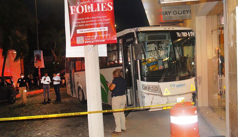 Mechanical Failure Leads to Bus Crash in Zona Romántica