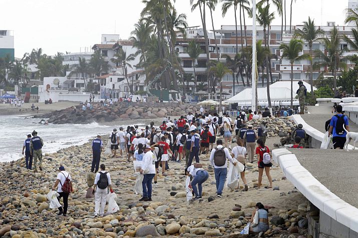 With 1000 Volunteers, Vallarta Takes a Stand for Cleaner Beaches