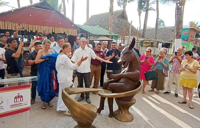 Jim Demetro Donates Bronze Statue to the City of Puerto Vallarta