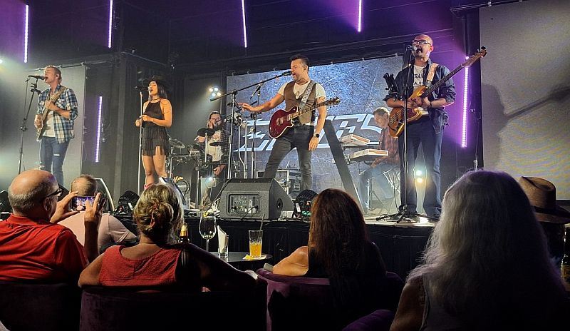 Monaco’s Classic Rock Anthems Delight Audiences at Coco Cabaret