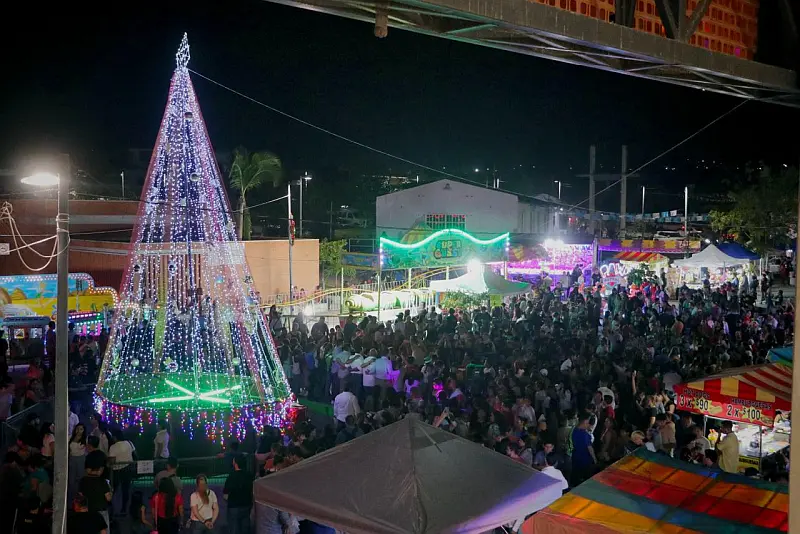 Renace la Magia Lights Up La Lija for the Holiday Season