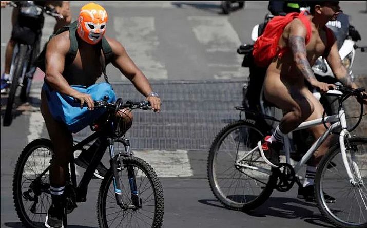 Hundreds of Cyclists Ride Streets of CDMX and Guadalajara Naked