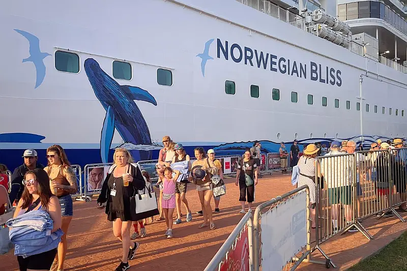 Norwegian Bliss Arrives in Puerto Vallarta with 4,300 Passengers
