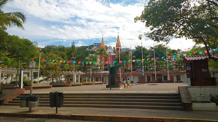 Mercado Río Cuale Vendors Set Up Shop in Parque Hidalgo