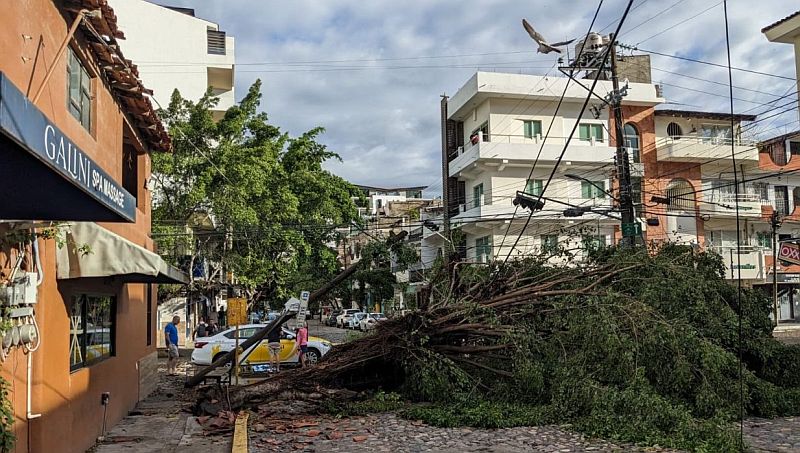 Hurricane Lidia Leaves Puerto Vallarta Residents in the Dark