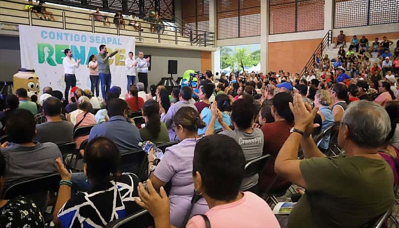 Mayor Munguía Delivers Water Tanks to Puerto Vallarta Families